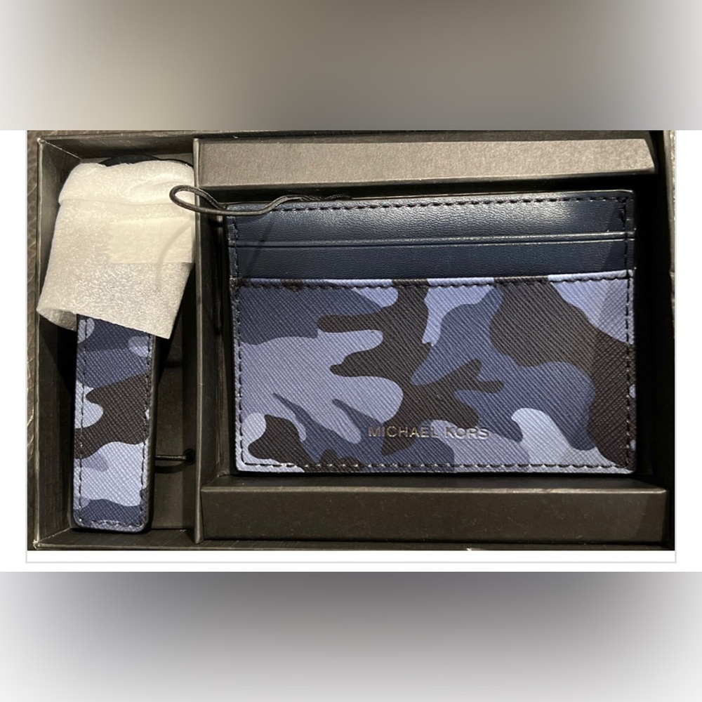 Michael Kors blue Admiral Camouflage Mens Wallet & Keychain set new in box